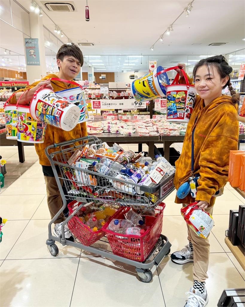 蔡阿嘎日本卯起來買「託運18件行李」沒在怕！全網傻眼：連水都買
