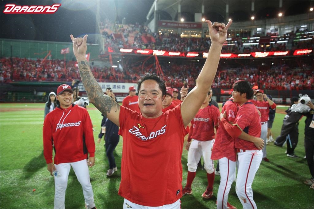 統一獅「大學長」高掛球鞋　45歲高國慶退休明年轉任教練