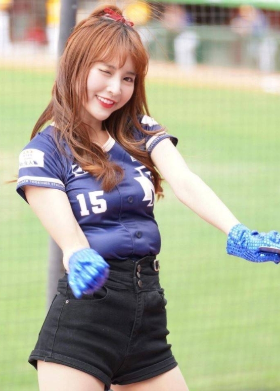 孟潔應援一半「bra整件下滑」到肚臍!放送事故「無情播出」網瘋看:掉了