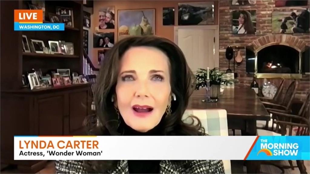 「第一代神力女超人」重返螢光幕! 72歲不科學美貌網驚:永恆美人