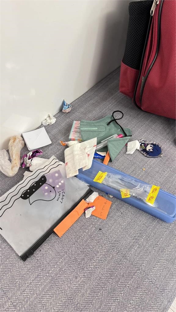 嚴立婷見11歲兒書包「這一幕」崩潰了!一票爸媽淚喊:原來我不寂寞