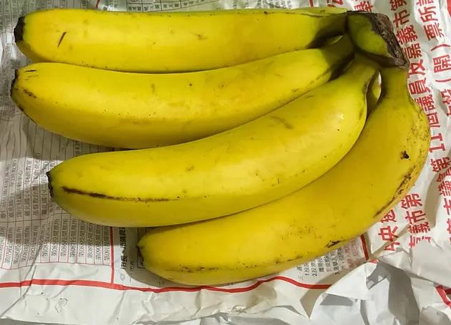 物流「貼錯貼紙」害包裹晚8天到!媽媽常溫寄「一大箱水果」女大生打開傻眼了