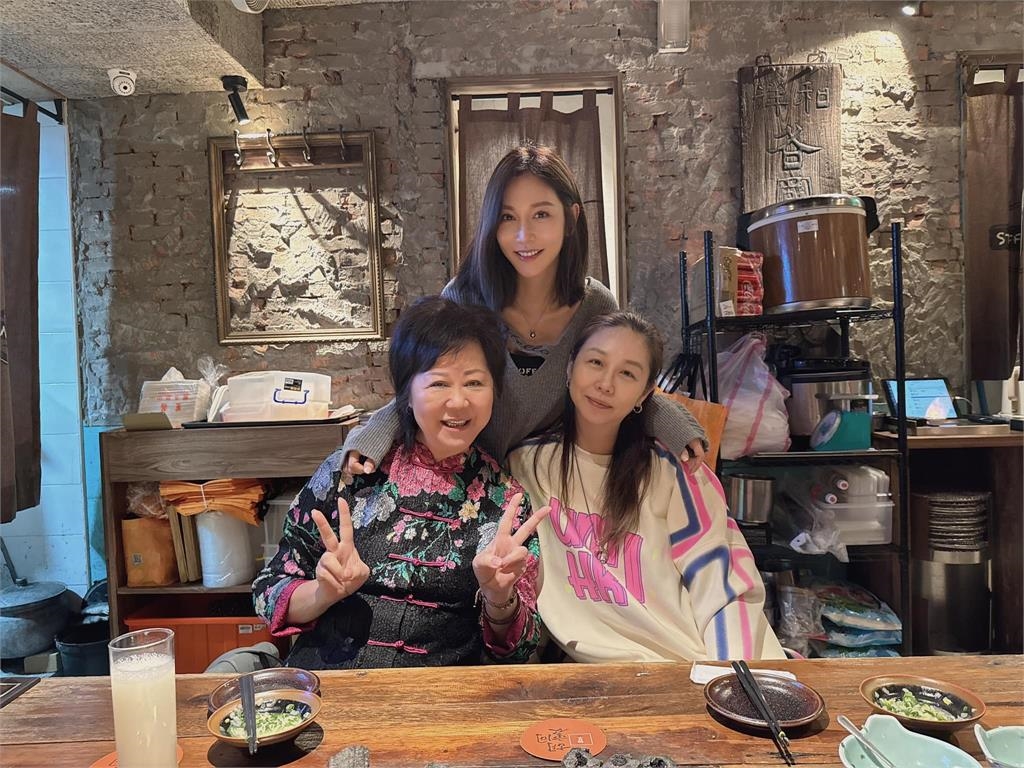 曾莞婷震撼曝「曾家三姐妹」合影!超扯「逆天顏值」網嚇爛:強大的基因