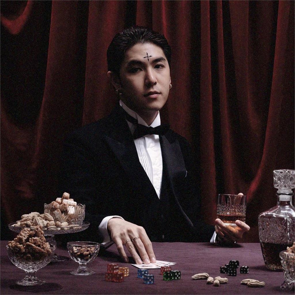 「賭神七七」撞臉幻影旅團庫洛洛！禁欲氣場判若兩人網驚：這是志祺？