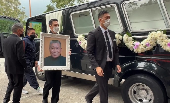 劉德華送別97歲亡父!低頭不語步入靈堂1家3口「現場同框」畫面曝