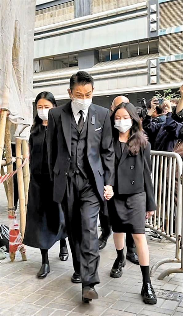 劉德華送別97歲亡父!低頭不語步入靈堂1家3口「現場同框」畫面曝