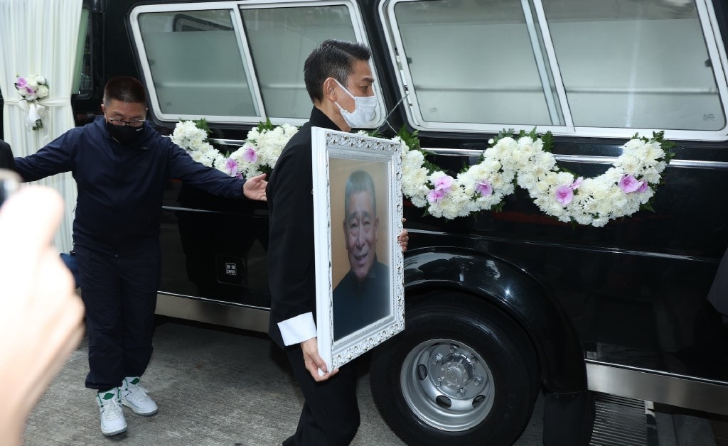 劉德華送別97歲亡父!低頭不語步入靈堂1家3口「現場同框」畫面曝