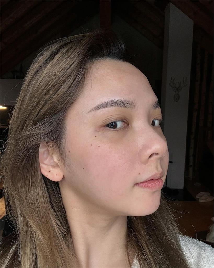 滴妹「整臉素顏」黑眼圈深爆！他喊「以為是小甜甜」網狂+1