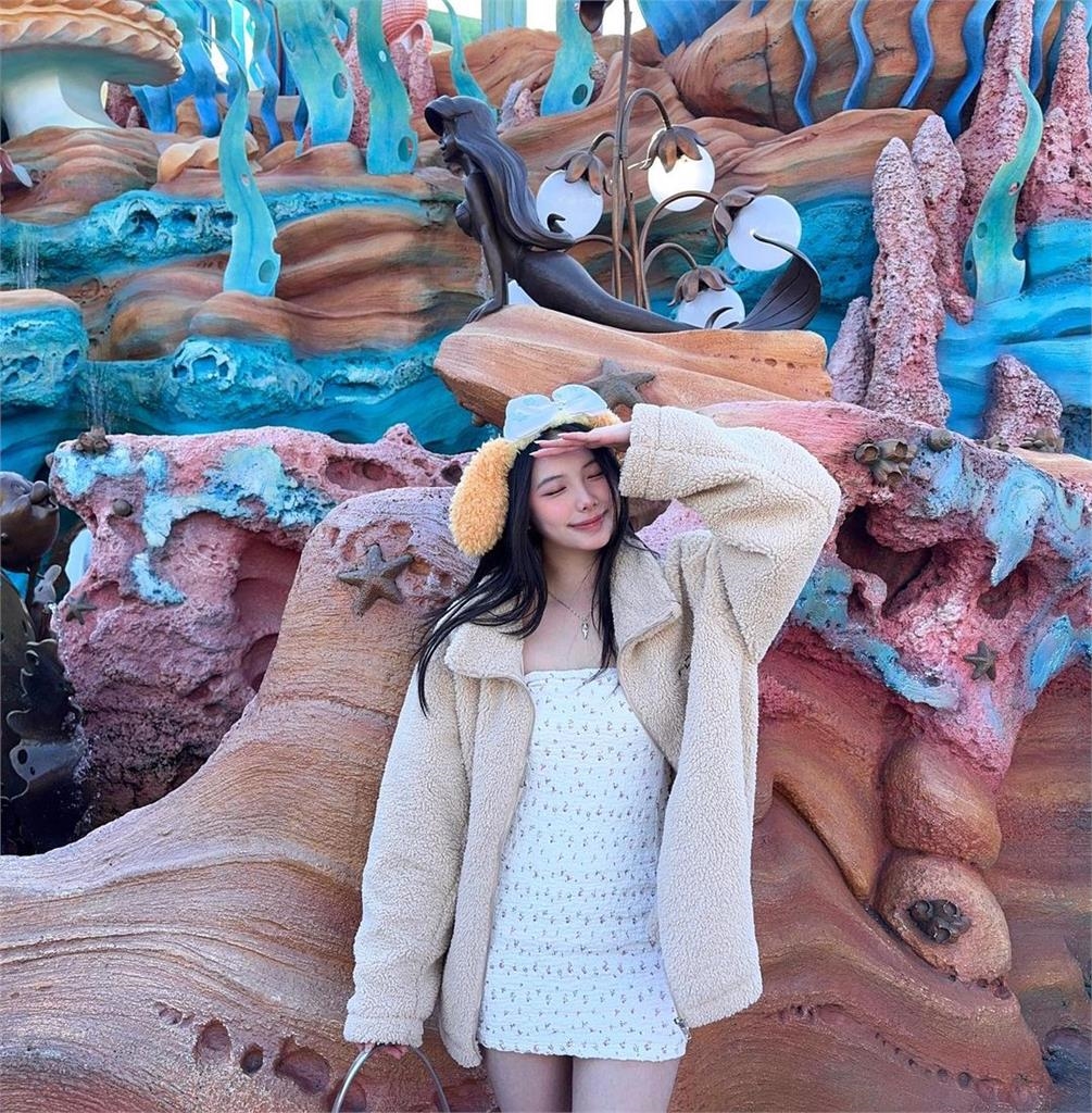 蔡詩萍18歲愛女「平口小洋裝」放送美腿！同框林書煒現母女神級合照