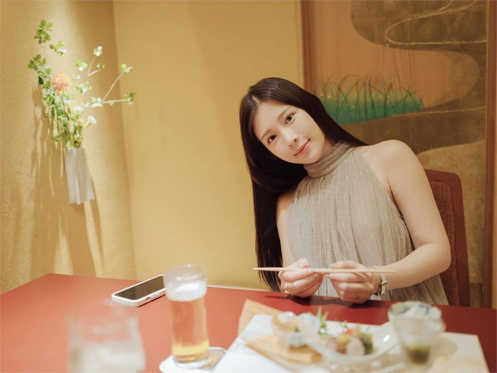 鄭家純婚後難得送福利！更衣間「試穿深V泳裝」香辣畫面全流出