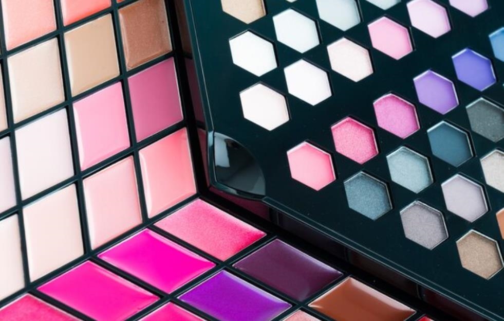 女子眼皮腫到如「香腸」!醫提醒:眼部彩妝買來先做「1事」較保險