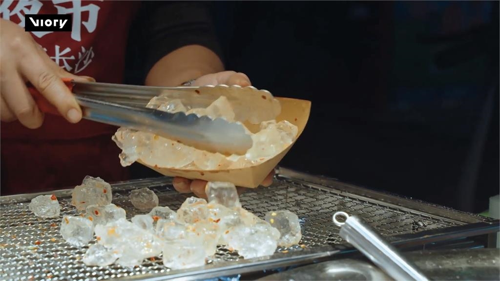 這也能烤?中國小吃「烤冰塊」爆紅 老闆不忘提醒:趁熱吃