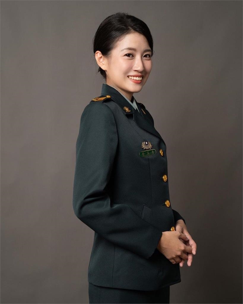 國軍「超美政戰士」自拍畫面曝!PTT網「全想簽了」狂讚她:神級存在