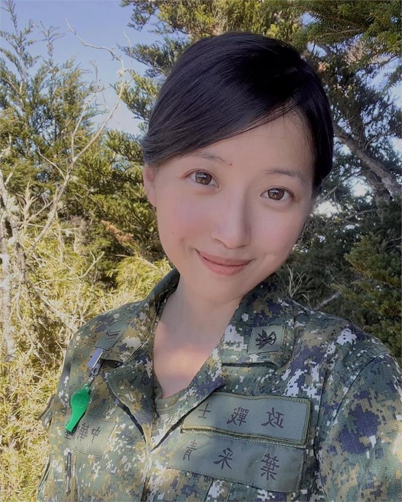 國軍「超美政戰士」自拍畫面曝!PTT網「全想簽了」狂讚她:神級存在
