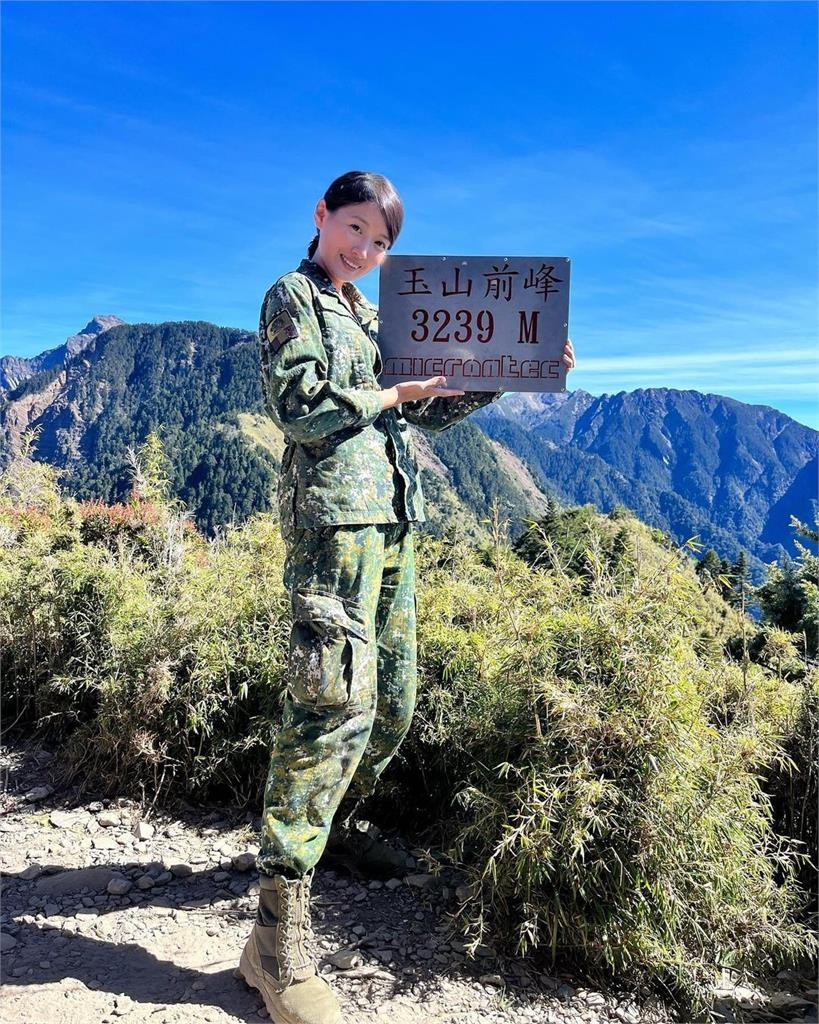 國軍「超美政戰士」自拍畫面曝!PTT網「全想簽了」狂讚她:神級存在