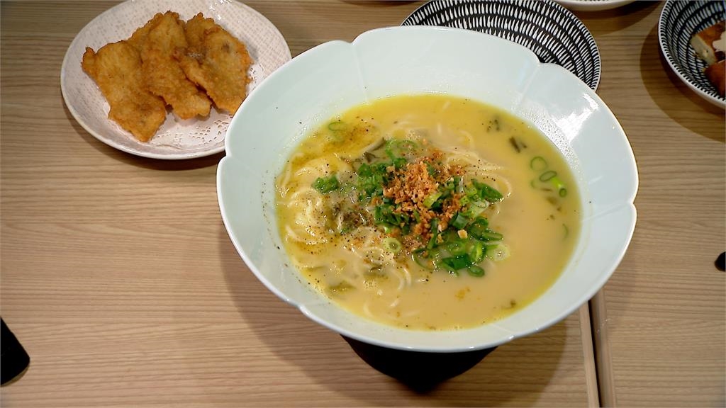 拉麵不加叉燒!換成蝦滑、鮮蝦雲吞 老虎蝦濃縮蝦湯增鮮甜