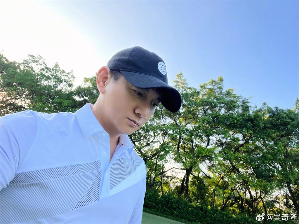吳奇隆甩婚變傳聞!打高爾夫自拍「狂曬奈米小可愛」4千萬粉瘋看:過分帥氣