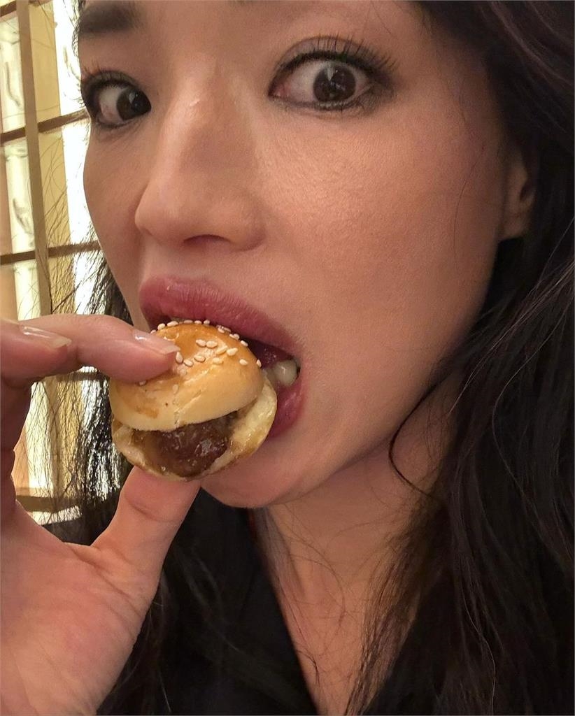 舒淇真的大嘴巴！「一口嗑掉整顆漢堡」超狂自拍嚇壞3萬人：這樣不好看