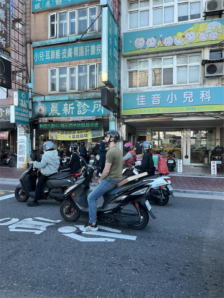 「阿兜仔」騎車比台灣人還台！靠「1神招」載大披薩網笑翻：徹底融入