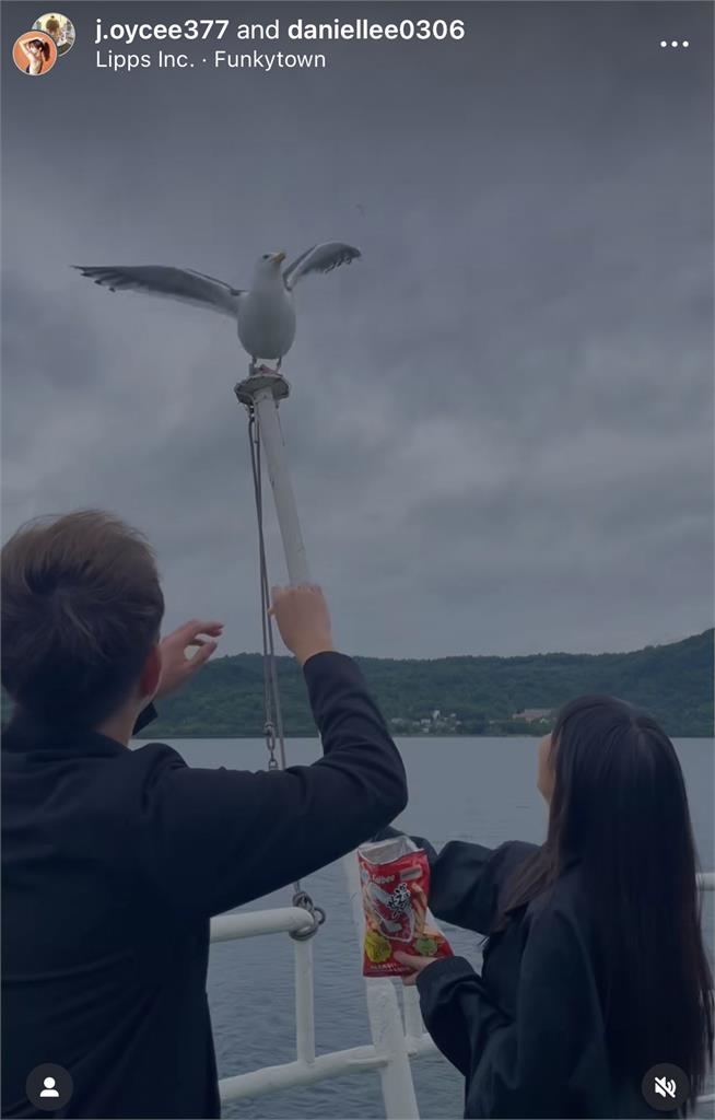 慈妹和金髮男遊日穿超辣！上身失守「透出黑Bra」網崩潰：在一起了嗎