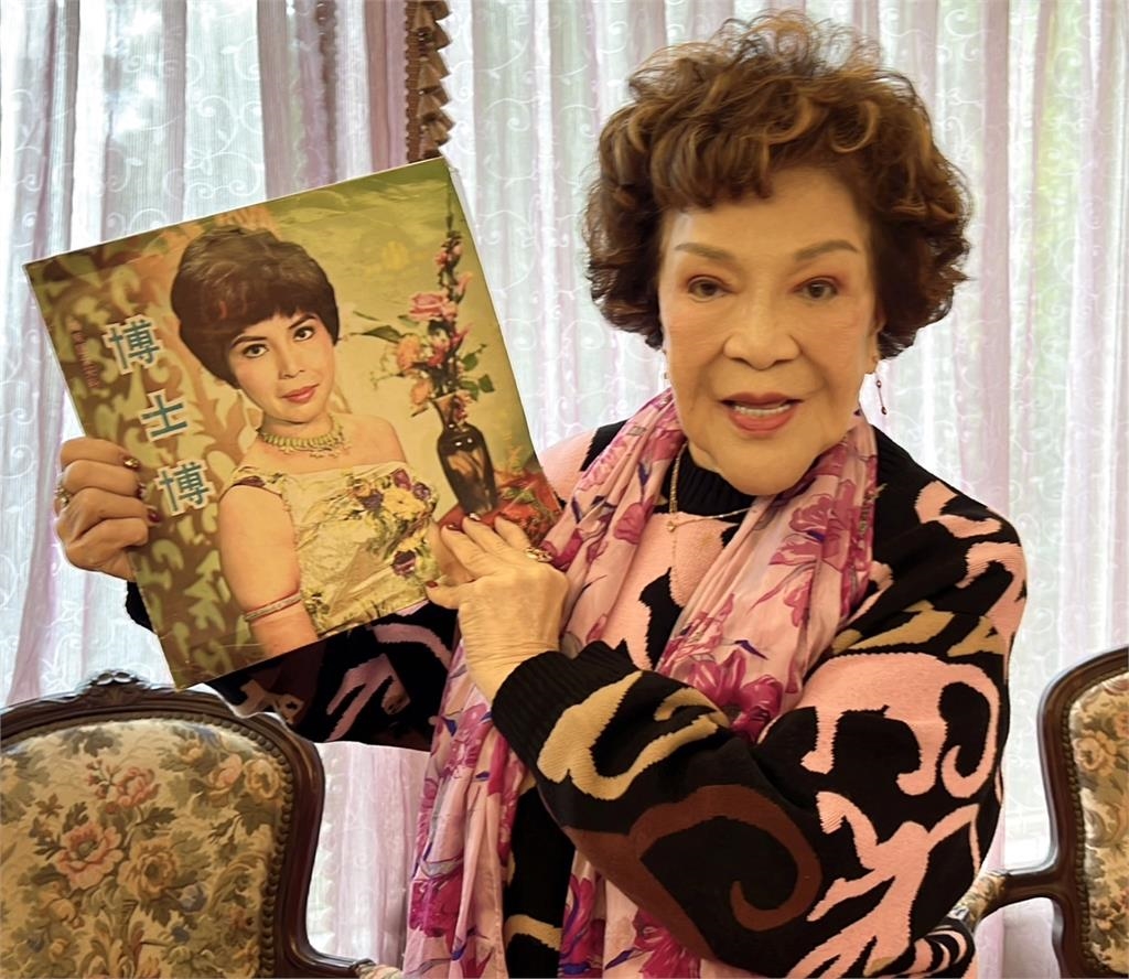 86歲周遊「62年前美照」曝光!粉絲贈「珍貴禮物」打開一看竟是…