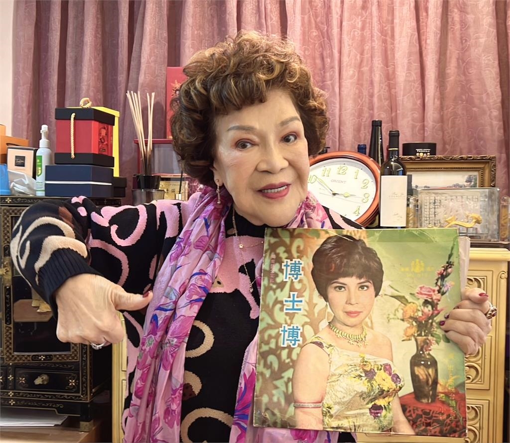 86歲周遊「62年前美照」曝光!粉絲贈「珍貴禮物」打開一看竟是…