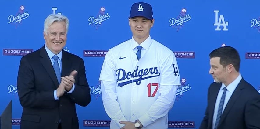 快新聞／加盟記者會直播吸引3.6萬人觀看　大谷翔平穿上道奇「17號」球衣亮相