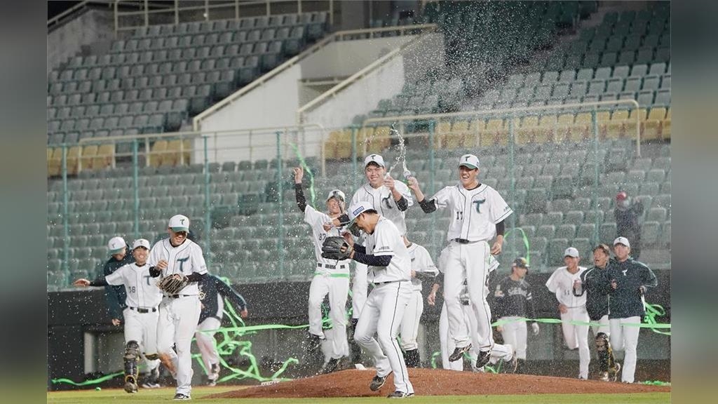 「台鋼大王」王柏融現身球場激勵隊友　台鋼雄鷹冬盟奪冠拋綠彩帶