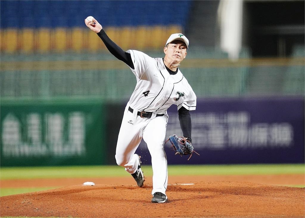 「台鋼大王」王柏融現身球場激勵隊友 台鋼雄鷹冬盟奪冠拋綠彩帶