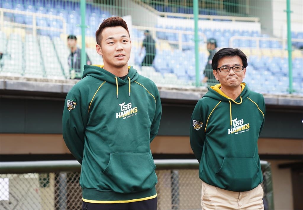 「台鋼大王」王柏融現身球場激勵隊友 台鋼雄鷹冬盟奪冠拋綠彩帶