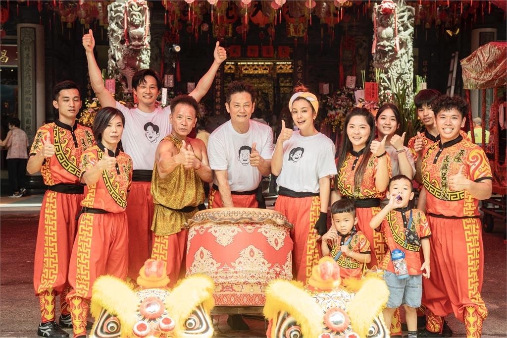 在地上滾、用手走路都不忘照看兒子徐新洋!徐乃麟「父親一輩子責任」