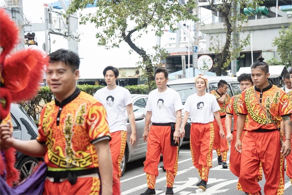 在地上滾、用手走路都不忘照看兒子徐新洋!徐乃麟「父親一輩子責任」