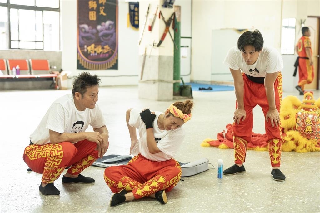 在地上滾、用手走路都不忘照看兒子徐新洋!徐乃麟「父親一輩子責任」