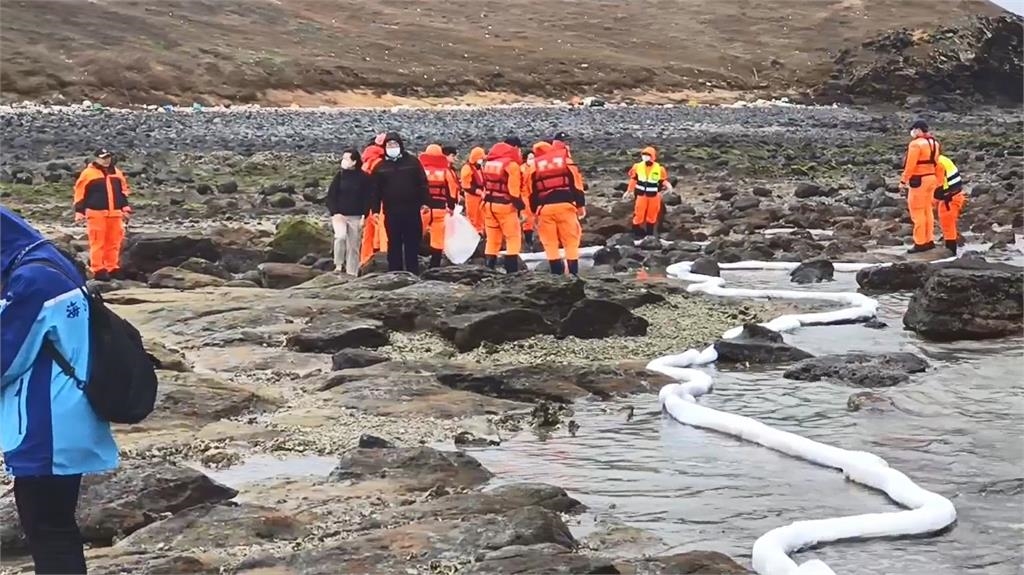 快新聞／禍不單行！貨輪擱淺澎湖外海還漏油　縣府急布吸油棉索