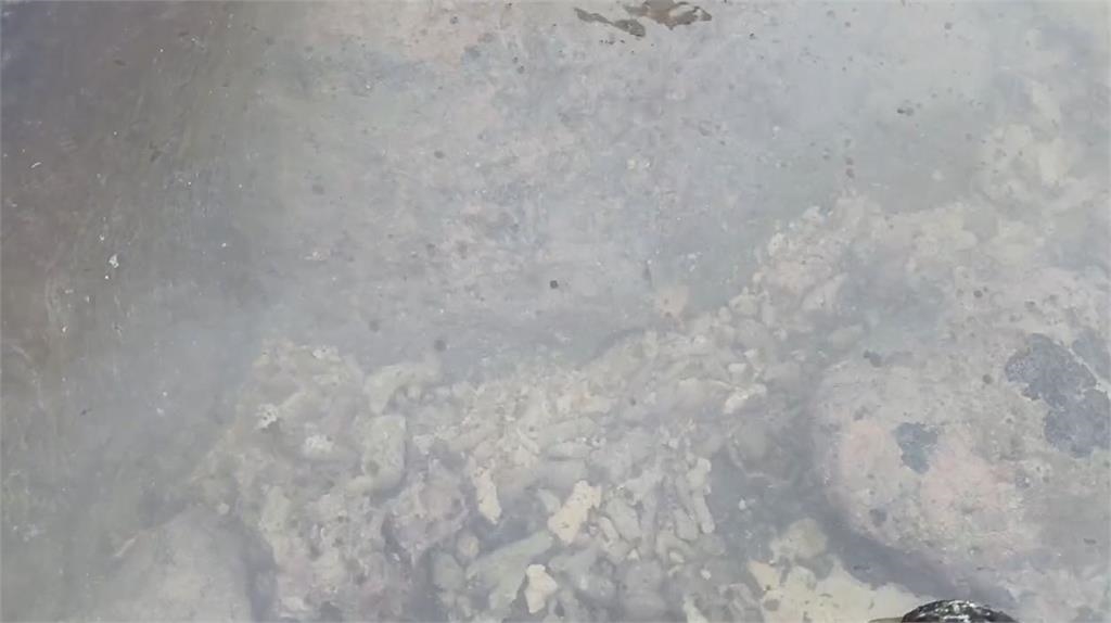 快新聞／禍不單行！貨輪擱淺澎湖外海還漏油　縣府急布吸油棉索