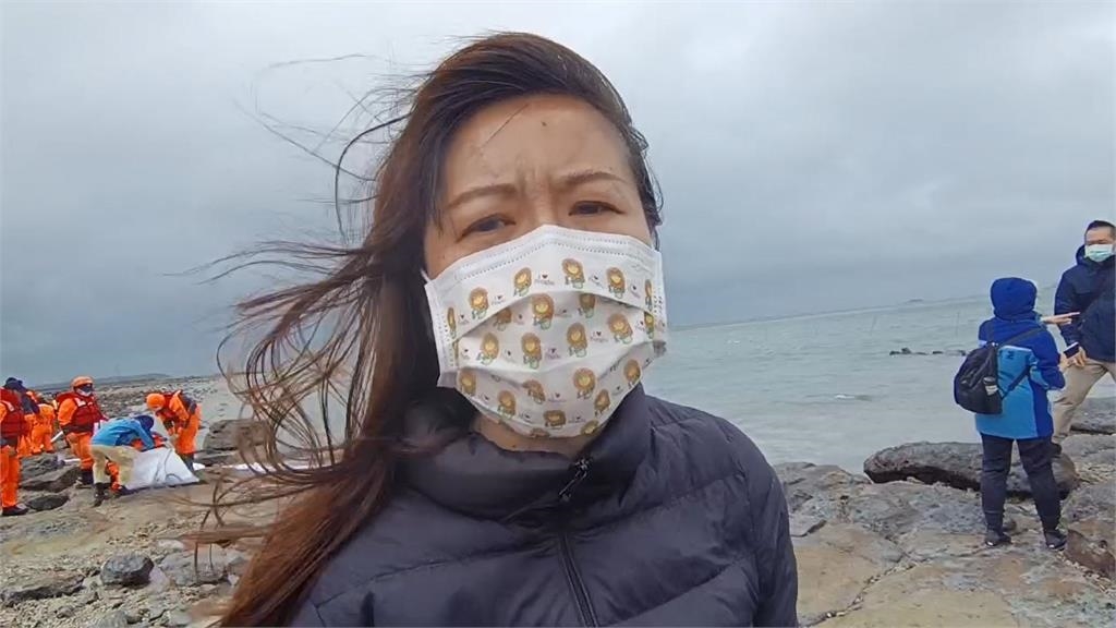 快新聞／禍不單行！貨輪擱淺澎湖外海還漏油　縣府急布吸油棉索