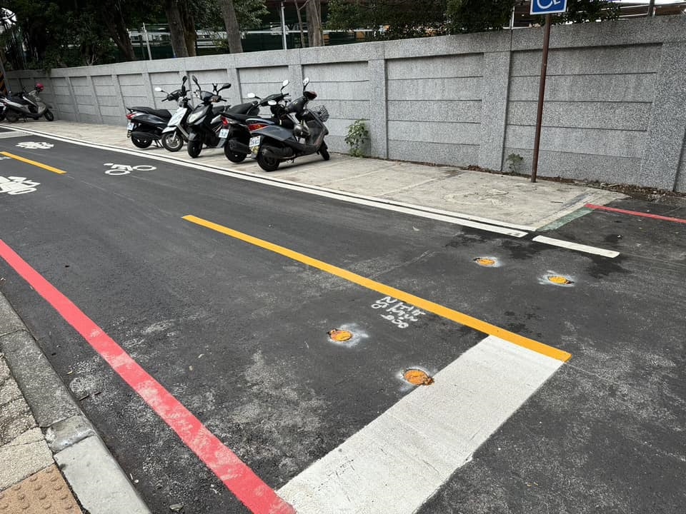 快新聞／道路殺手？擋車路障設馬路中間　黃瓊慧轟：根本陷阱