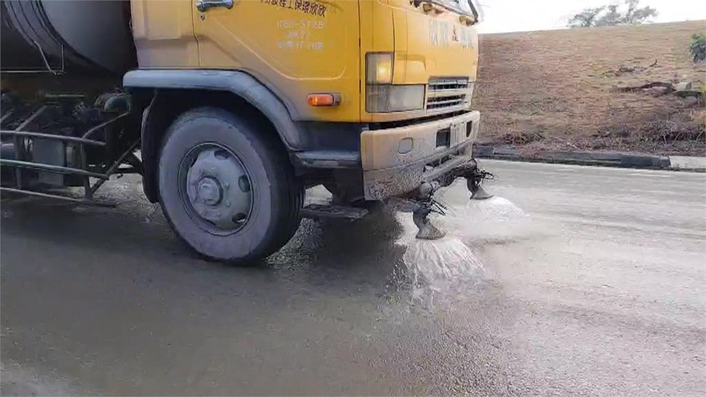 這條路經過「秒變灰車」！　車牌髒到看不見小心挨罰