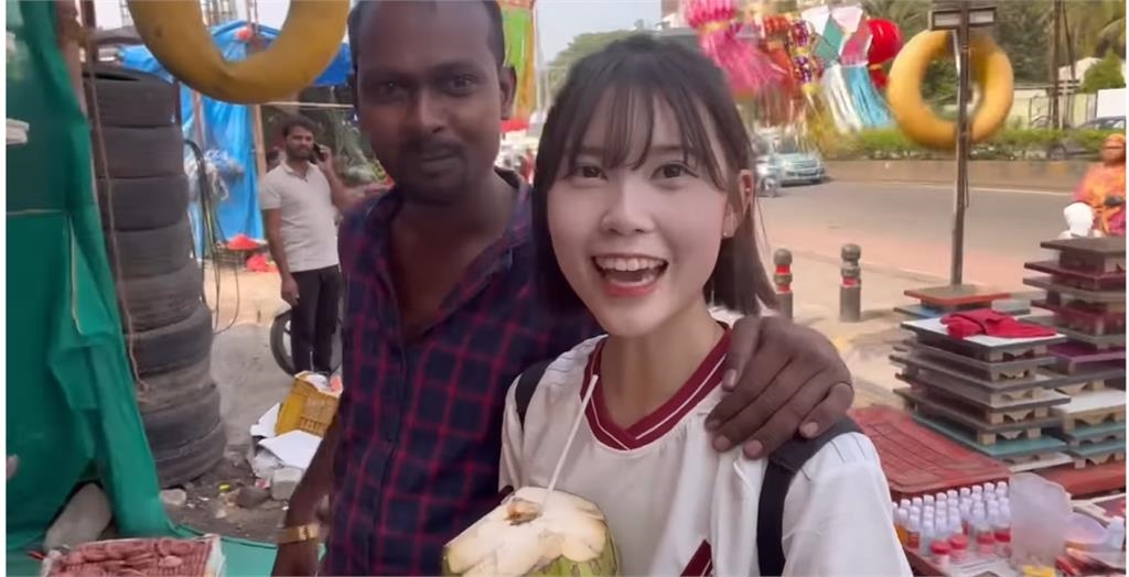 正妹YTR獨自去印度…當街遭男子「強摟揉肩」嚇壞！影片惹怒當地人