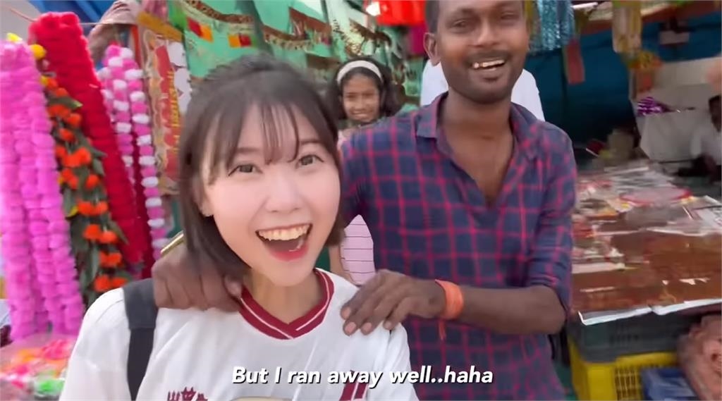 正妹YTR獨自去印度…當街遭男子「強摟揉肩」嚇壞！影片惹怒當地人