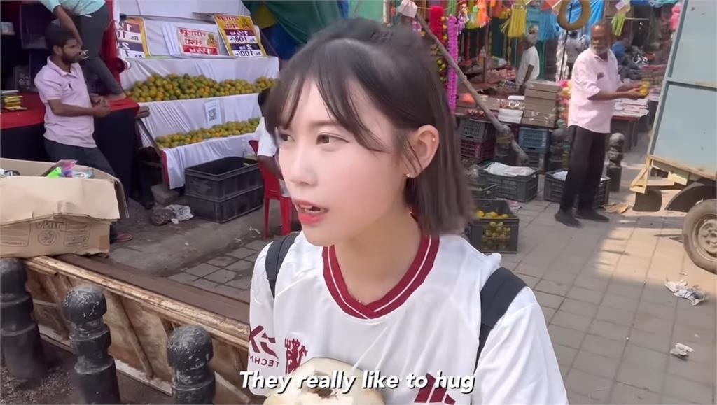 正妹YTR獨自去印度…當街遭男子「強摟揉肩」嚇壞！影片惹怒當地人