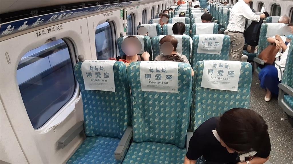 高鐵車廂「活生生大型行李」佔滿放置區!眾網看「這1幕」傻眼:真.甜蜜的負擔?