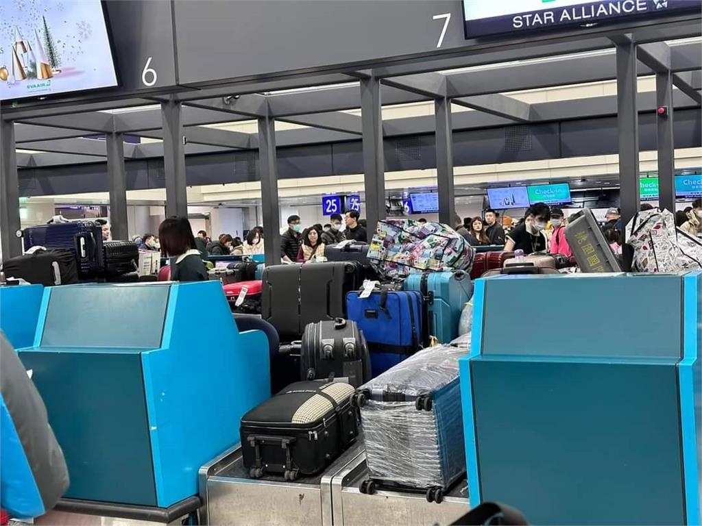 桃機二航廈行李系統當機！行李輸送帶塞車堆積如山