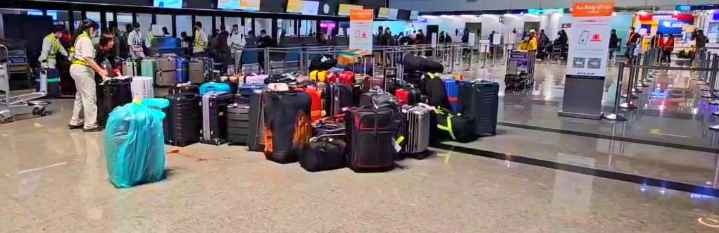 桃機二航廈行李系統當機！行李輸送帶塞車堆積如山