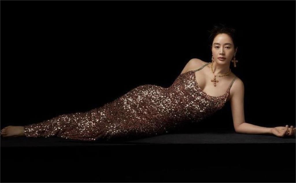 金憓秀「化身美人魚」洩I字線！53歲「超頂曲線」辣暈網：韓版陳美鳳