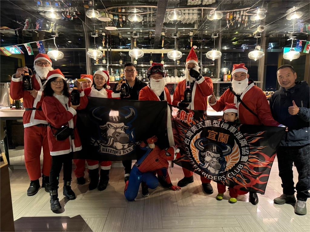 平安夜報佳音　耶誕老公公騎重機沿路發糖