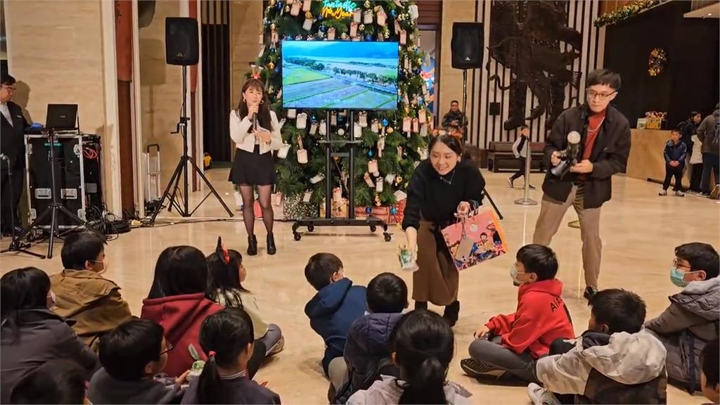 平安夜報佳音　耶誕老公公騎重機沿路發糖