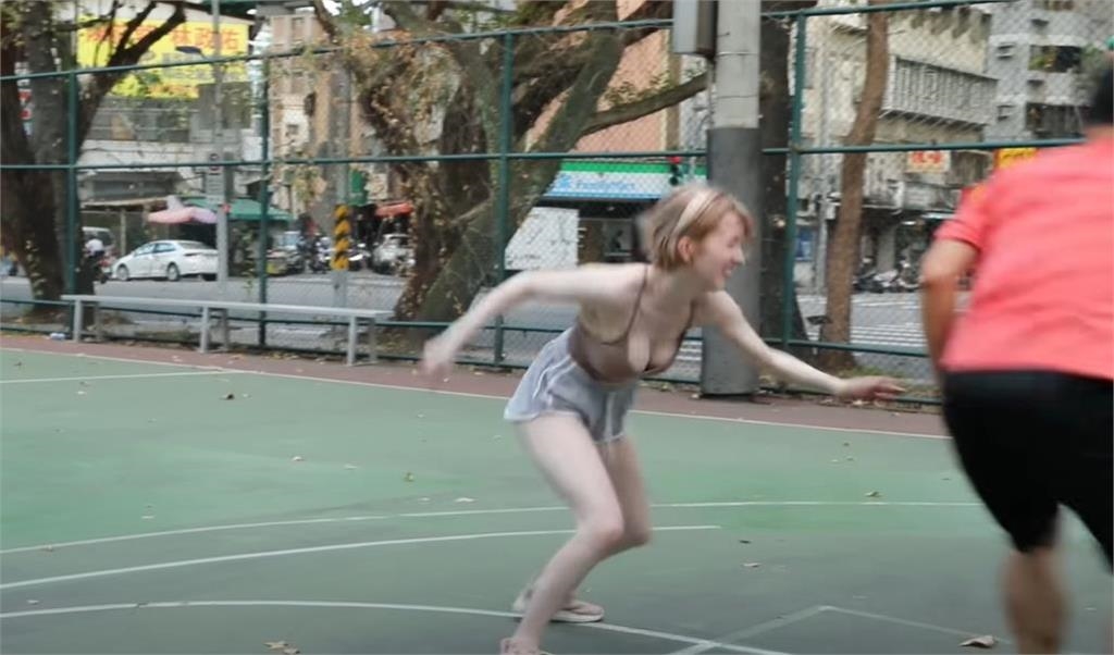 英國妹帶球報隊！公園阿伯全站起來打「還被晃倒」網笑：每個都像20歲