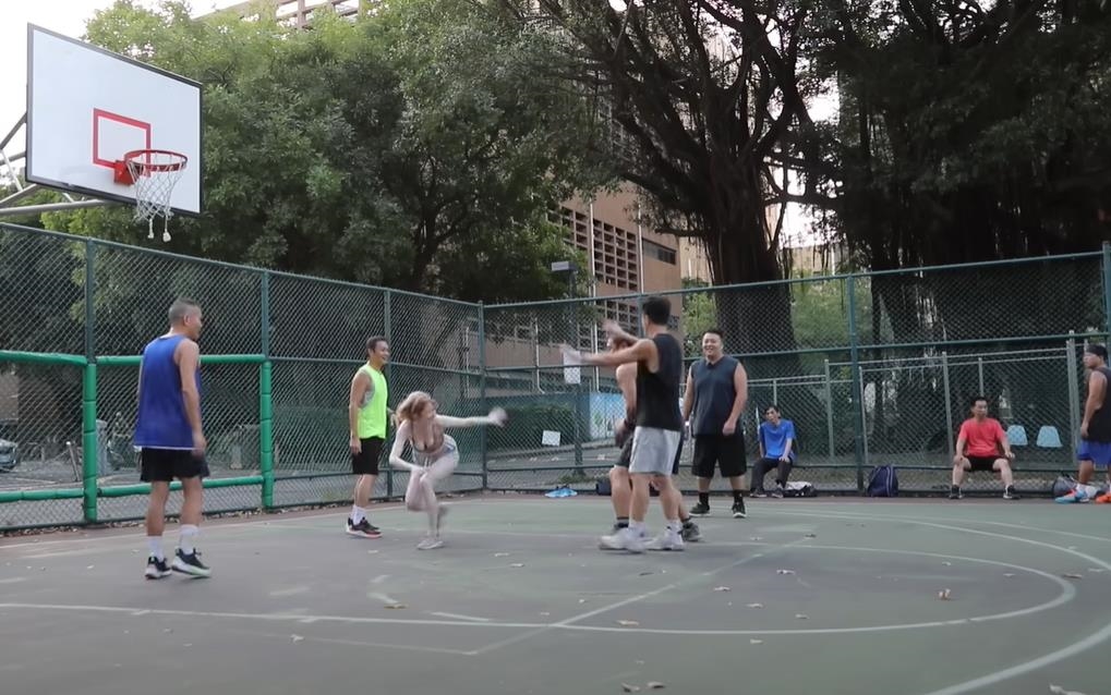 英國妹帶球報隊！公園阿伯全站起來打「還被晃倒」網笑：每個都像20歲