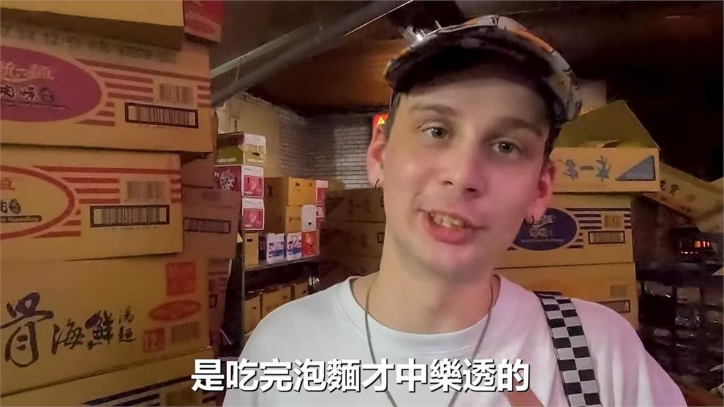 吃泡麵求明牌?凌晨體驗台灣民俗求財法 德國小子喊:神明保佑我